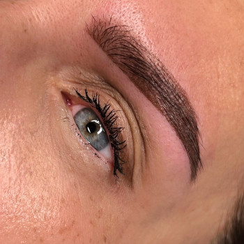 Перманент брів мінеральними пігментами.