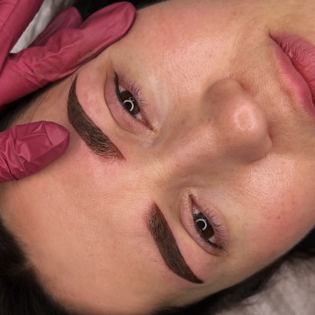 Перманент брів мінеральними пігментами.