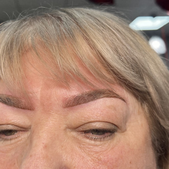 Перманент брів мінеральними пігментами.