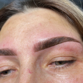 Перманент брів мінеральними пігментами.