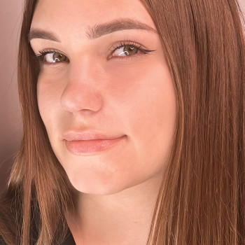 Загоєнний перманент брів мінеральними пігментами.