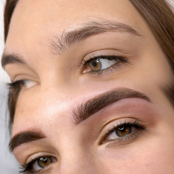 Первинна процедура перманентного макіяжу брів.