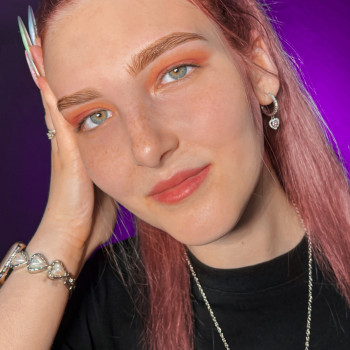 Корекція та оформлення брів фарбою.