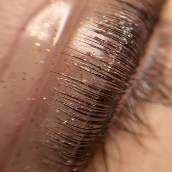 Процес викладки вій при ламінуванні вій.