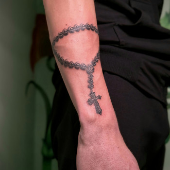 На предплечье крест, фото - тату мастер Людмила Сурченко