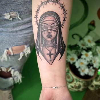 Тату на передпліччі монашка колючий дріт, фото - Тату майстер Людмила Сурченко