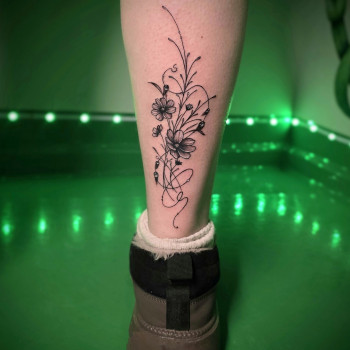 На ноге цветы, фото - тату мастер Людмила Сурченко