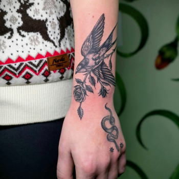 На руке птица, фото - тату мастер Людмила Сурченко