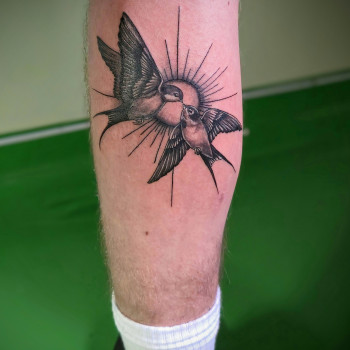 Тату на икре ласточки птица, фото - Тату мастер Людмила Сурченко