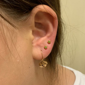 пірсинг мочки пропорційно до наявних сережок