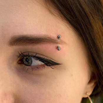 пірсинг брови - вдало підібраний розмір сережки тому що в нас великий вибір сережок всіх розмірів