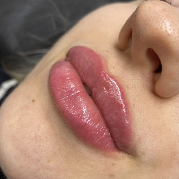 Збільшення губ одразу після процедури., фото - майстер перманентного макіяжу Ольга Новікова