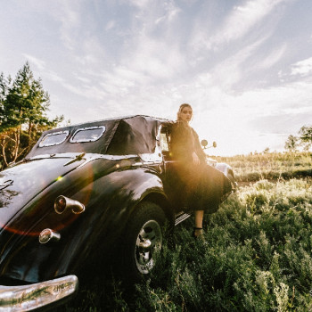 Фотосесія з машиною на природі в стилі ретро, фото - Весільний фотограф Анна Шаульська