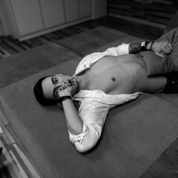 Мужская фотосессия в постели на черном фоне, фото - Свадебный фотограф Анна Шаульская