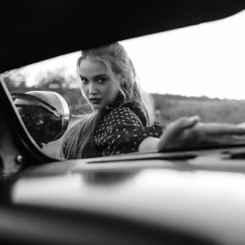 Фотосесія з машиною на природі портретна, фото - Весільний фотограф Анна Шаульська