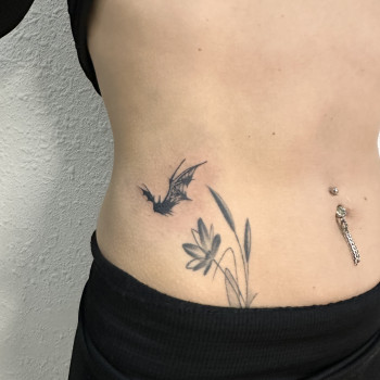 Міні тату кажан та квітка