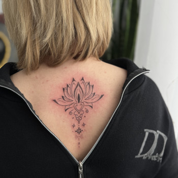 На спине лотос, фото - тату мастер Светлана Тимошенко