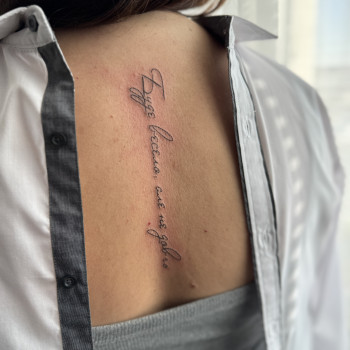 На спине надпись со смыслом, фото - тату мастер Светлана Тимошенко