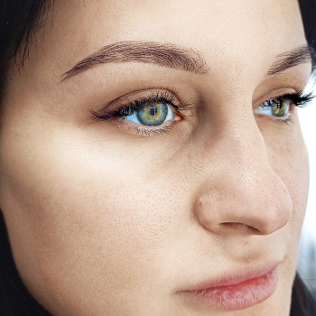 Корекція фарбування брів