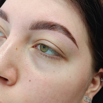 Ламінування корекція фарбування брів