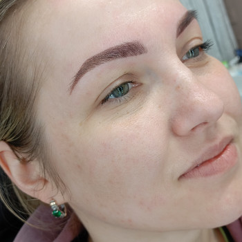 Корекція фарбування брів хною