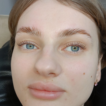 Ламінування вій та брів в процесі