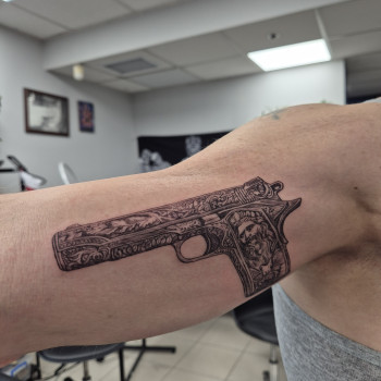 Пистолет на бицепсе, фото - тату мастер Ірина Собко