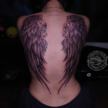 На спине крылья большие, фото - тату мастер Алёна Иванник