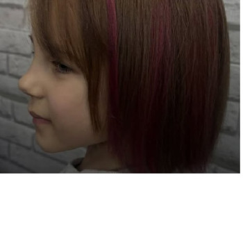 стрижка і фарбування з акцентом на чубчик