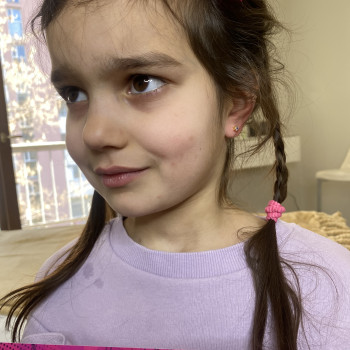 Пірсинг мочок вушок дівчинці