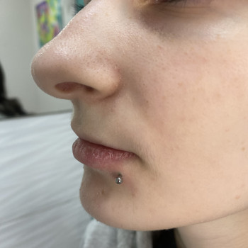 Пірсинг губи «Бічний Лабрет»