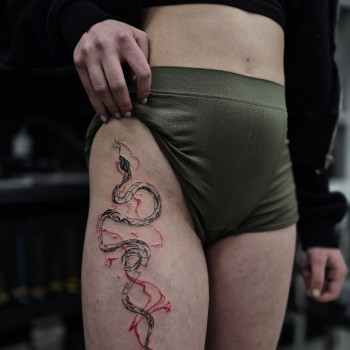 Тату женские змея на бедре, фото - Тату мастер Ірина Собко