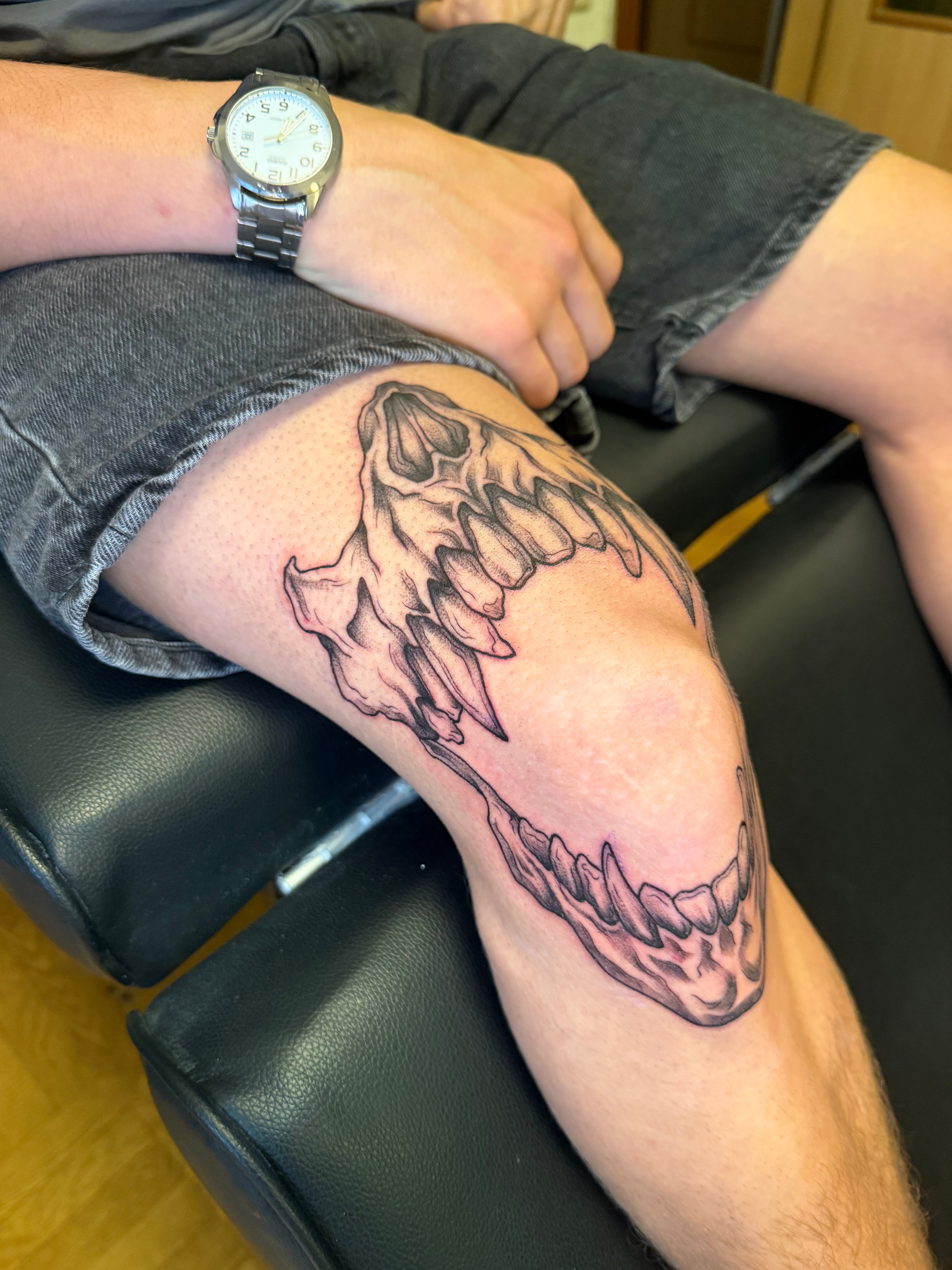 На колене, фото - Тату мастер Влад