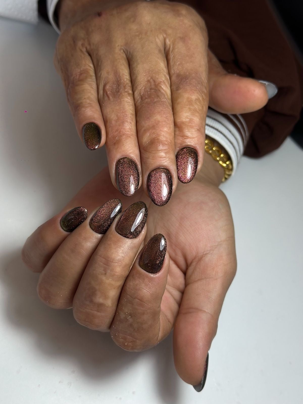 Маникюр кошачий глаз темный на овальные ногти, фото - Мастер маникюра Лариса Туровая