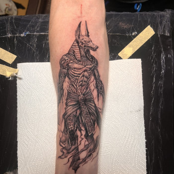 Тату мужские на руке анубис, фото - Тату мастер Олег Николаевич
