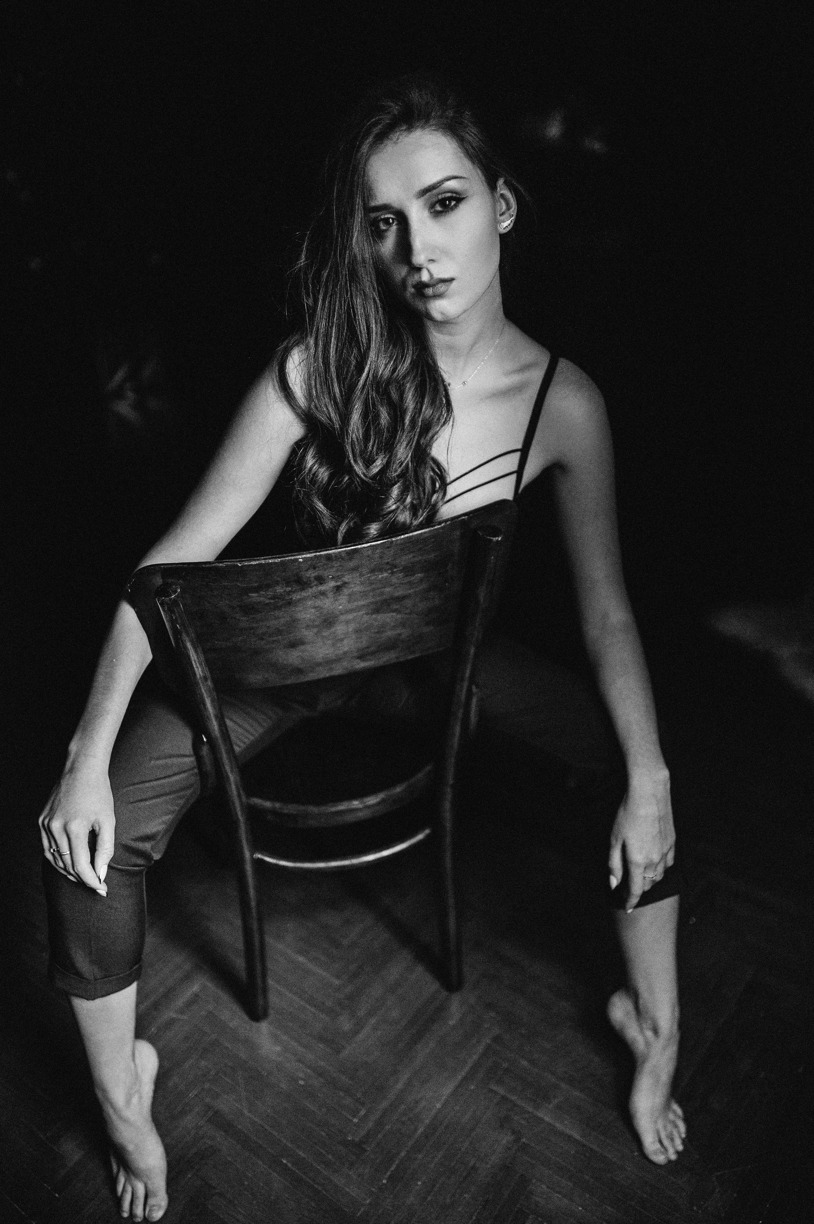 Чб фотосесія на стільці індивідуальна, фото - Весільний фотограф Тарас Нога