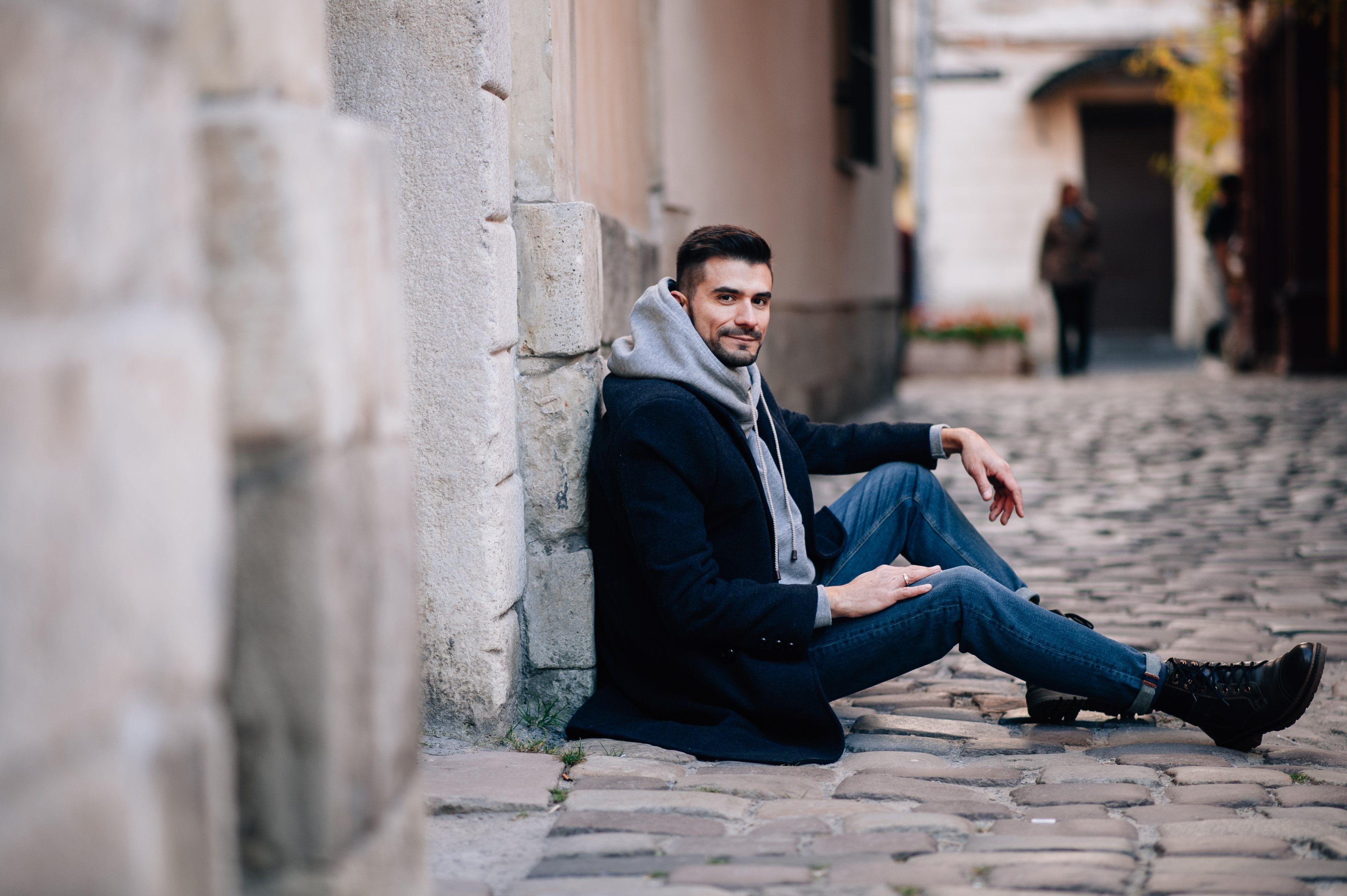 Чоловіча фотосесія біля стіни на підлозі, фото - Весільний фотограф Тарас Нога