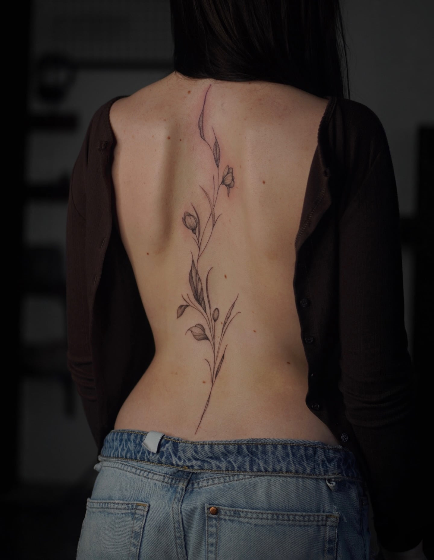 Женские черно-белые на спине, фото - Тату салон TATTOO LAMARCH