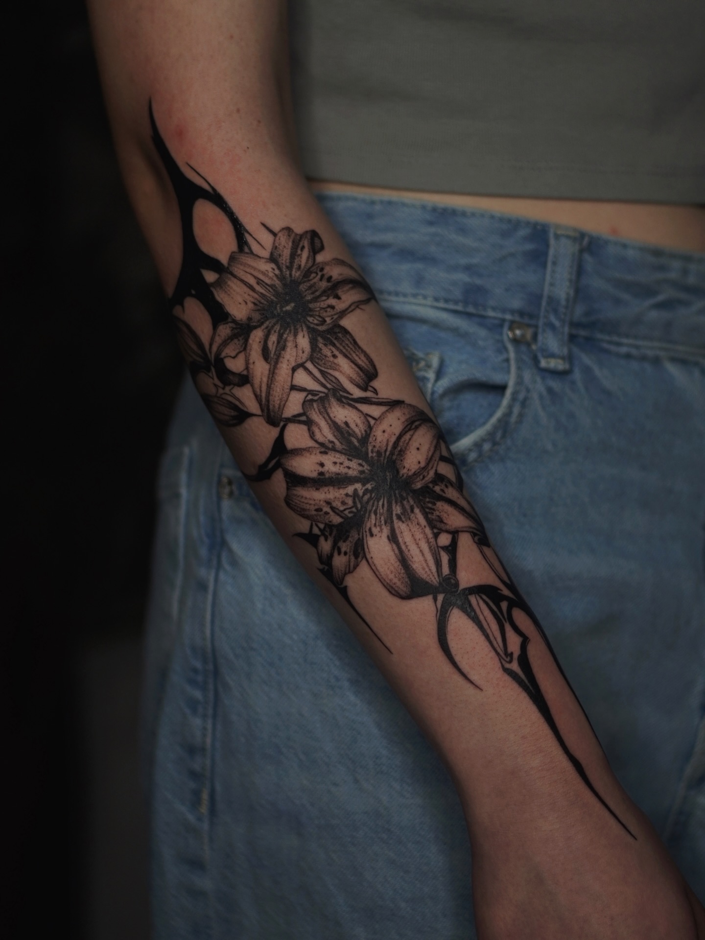 Для дівчат на передпліччі чорно-білі, фото - Тату салон TATTOO LAMARCH
