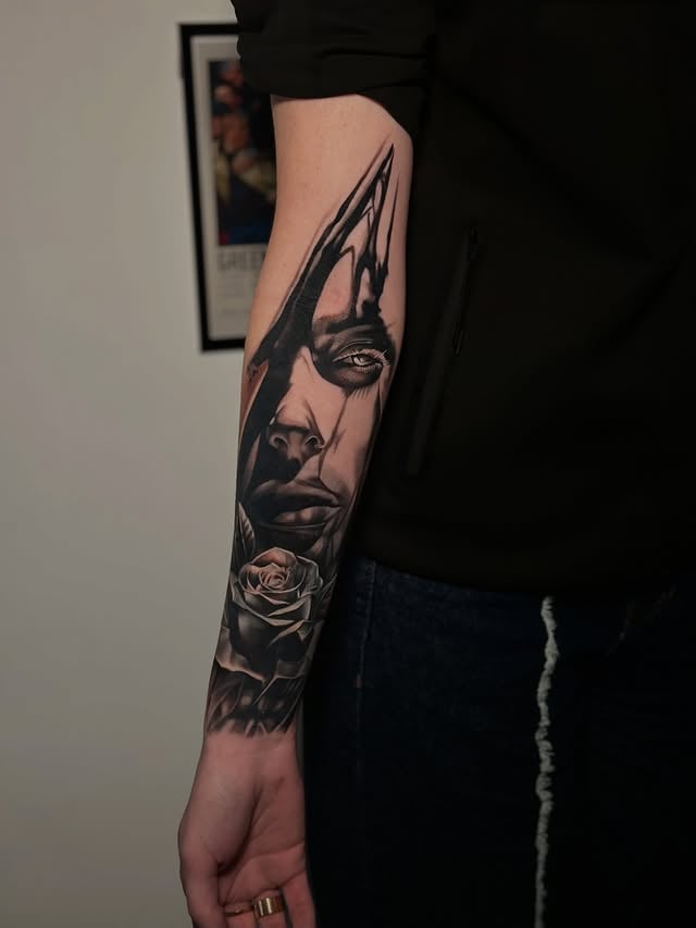 На передпліччі троянда реалізм, фото - Тату салон TATTOO LAMARCH