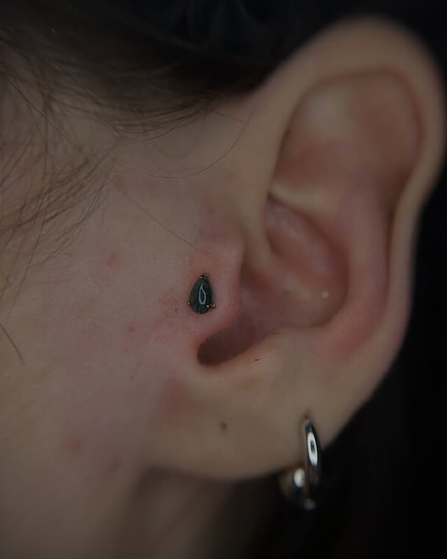 Пірсинг вуха трагус, фото - Тату салон TATTOO LAMARCH