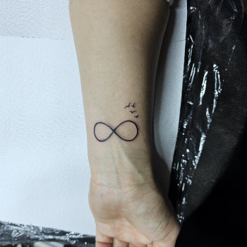 Тату бесконечности на запастье