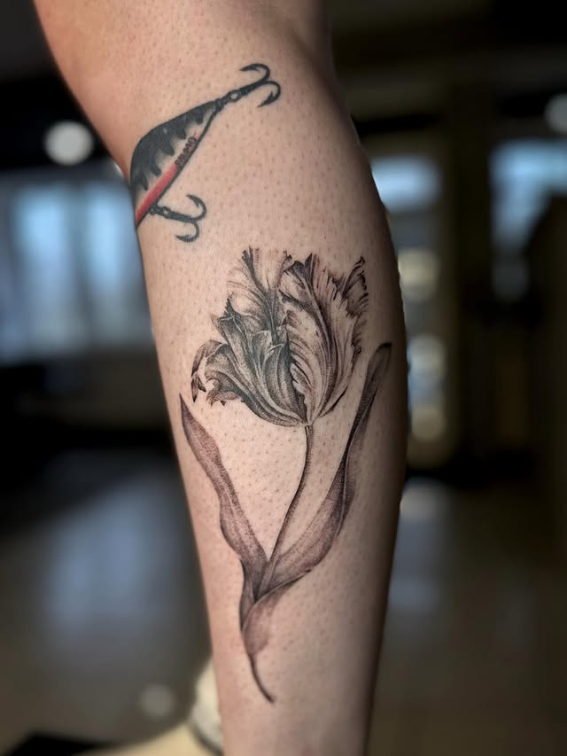 На нозі реалізм чорно-білі, фото - Тату салон TATTOO LAMARCH