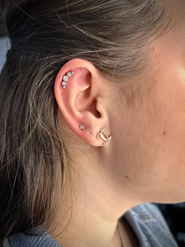 Пірсинг вуха мочки хелікс, фото - Тату салон TATTOO LAMARCH