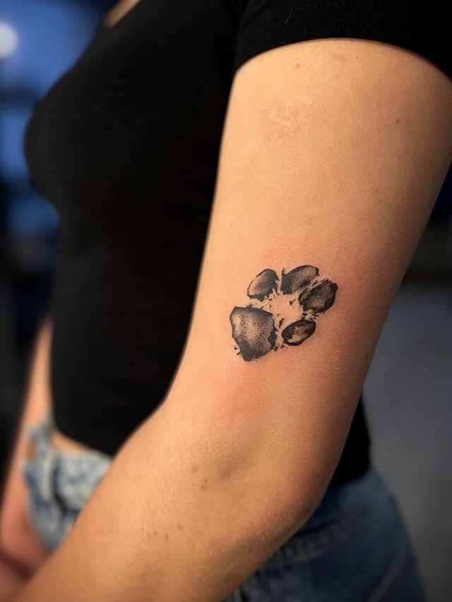 Для дівчат на передпліччі чорно-білі, фото - Тату салон TATTOO LAMARCH