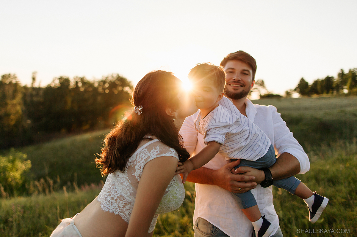Семейная фотосессия на природе с ребенком, фото - Свадебный фотограф Анна Шаульская