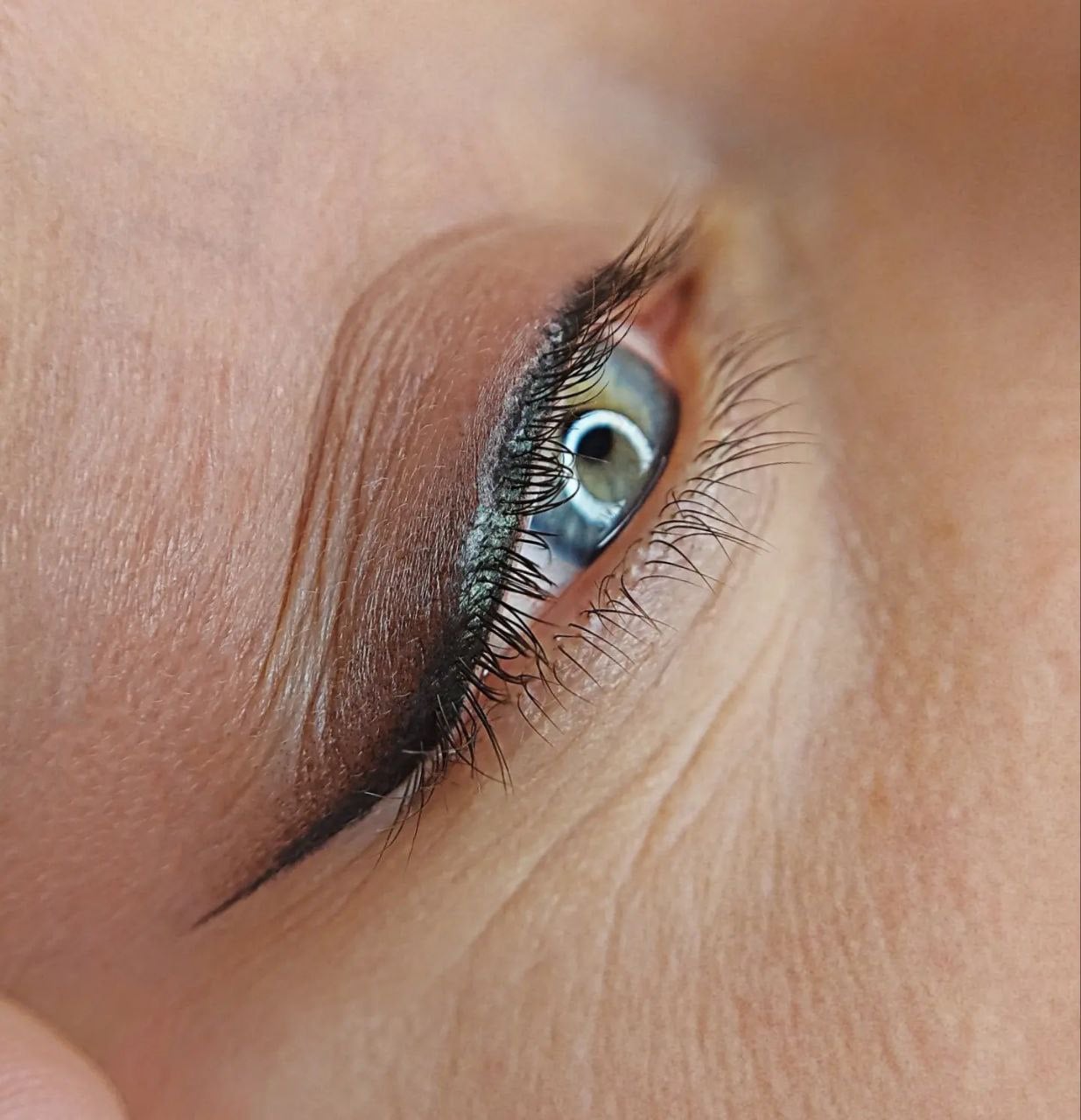 Татуаж век стрелка с растушевкой перманент, фото - Мастер татуажа Катерина Андреева