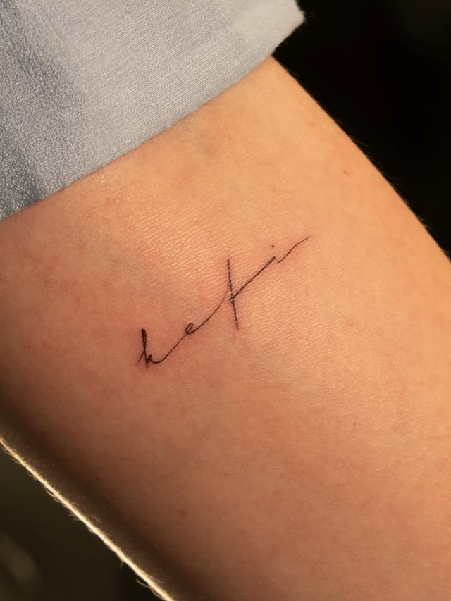 На руці напис амор фаті, фото - Тату салон TATTOO LAMARCH