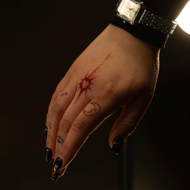Женские цветные на кисти, фото - Тату салон TATTOO LAMARCH