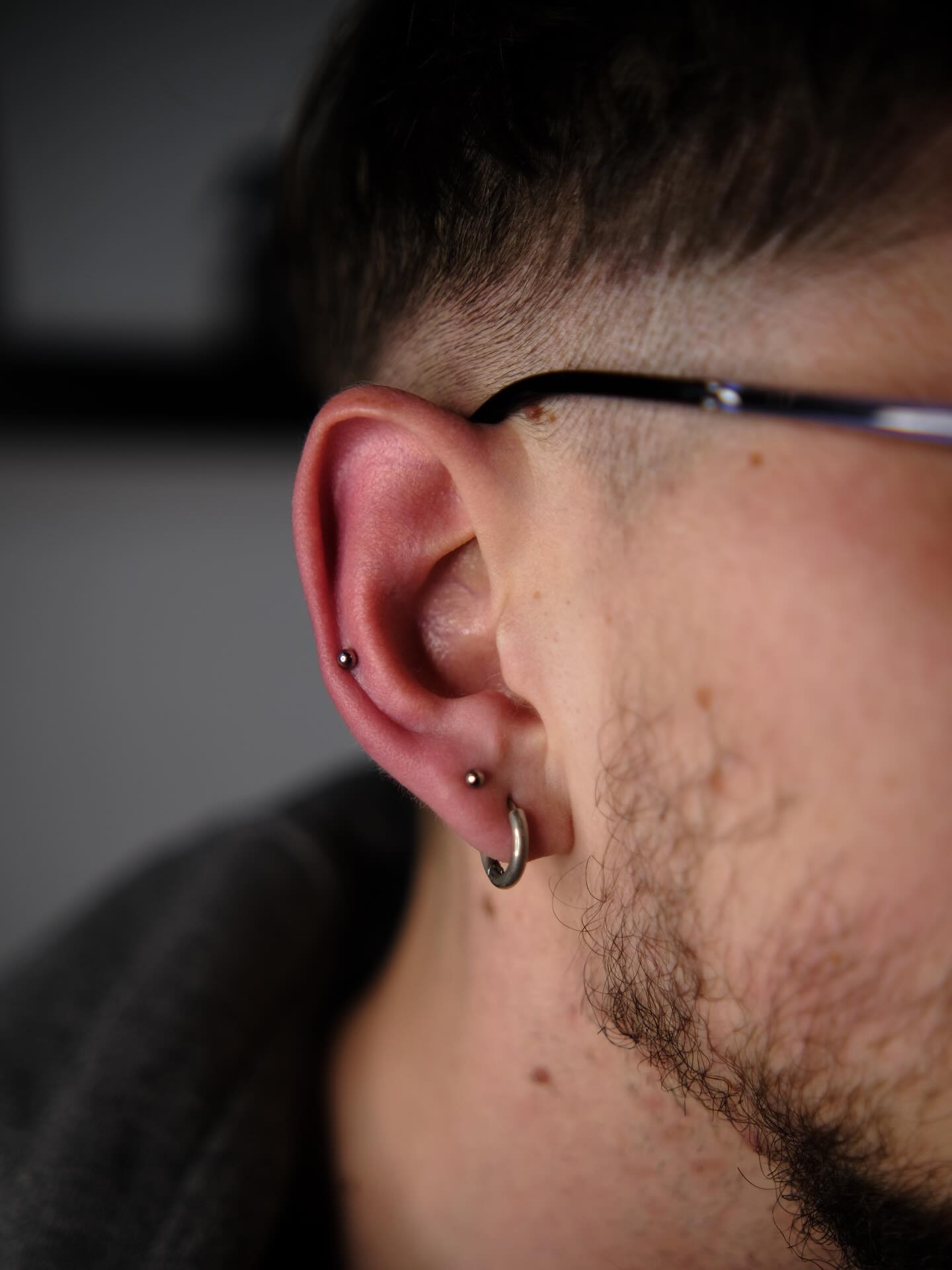 Пірсинг вуха мочки хелікс, фото - Тату салон TATTOO LAMARCH